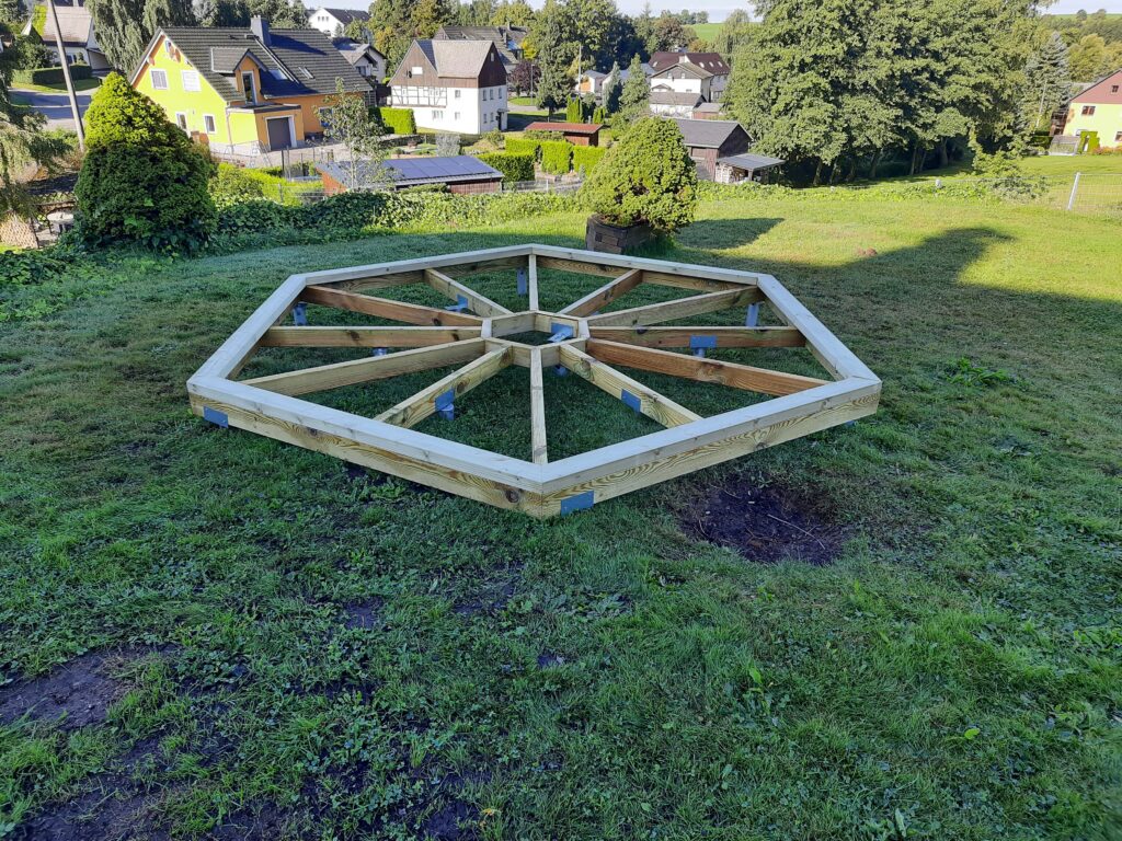 Zuerst wird der Fundamentrahmen auf den vorbereiteten Schraubfundamenten fixiert.