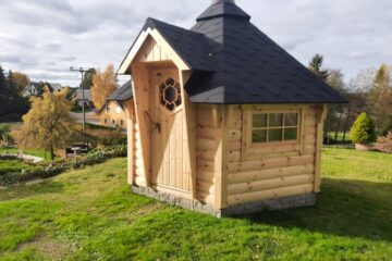 Die fertig aufgebaute Grillkota steht im Garten eines Kunden im Erzgebirge und lädt zum gemütlichen Verweilen ein.